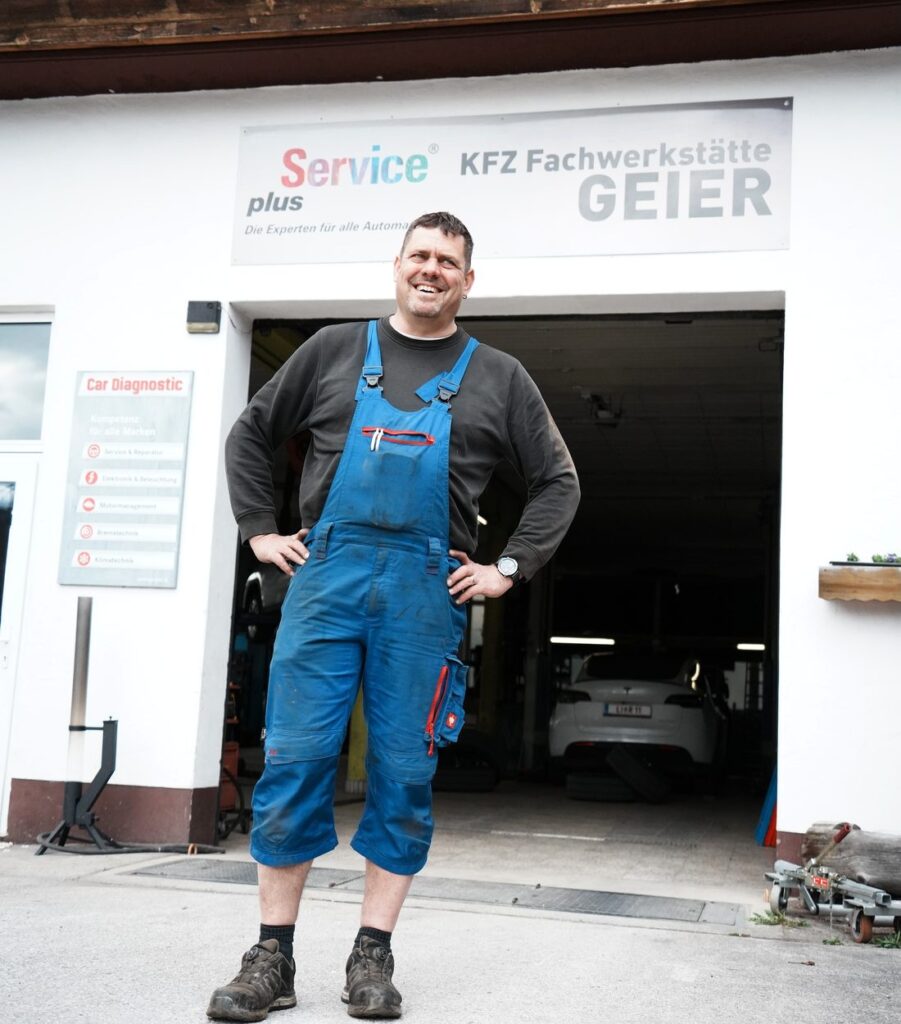 Georg Reisenbichler vor der Werkstatt der KFZ-Technik Geier in Tauplitz
