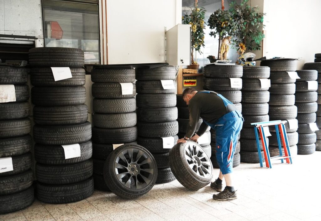 Georg Reisenbichler im Reifenlager der KFZ-Technik Geier in Tauplitz